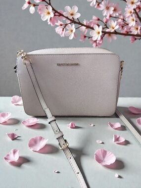 Michael Kors Women's Crossbody Bag in Light Pink Blush, In Excellent Condition..